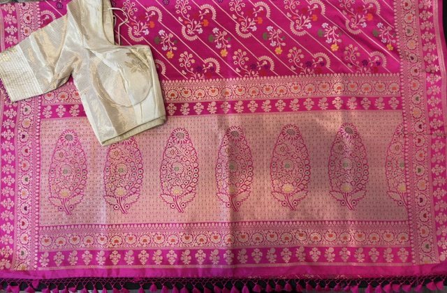 Pink Banarasi saree with gold blouse, border detail